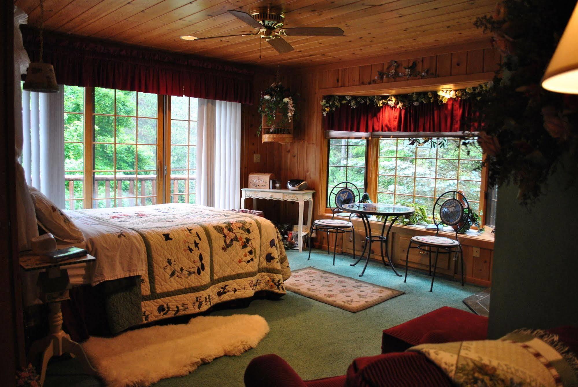 Horton Creek Inn B&B Charlevoix Exterior photo